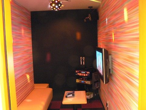 ミラーボールやモニター、カラオケ機器が設置されたカラオケスペース