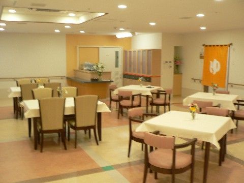 食堂にはテーブルと椅子が設置されており、動線を考慮したうえでテーブルの位置と角度を変えており歩行しやすくなっている。