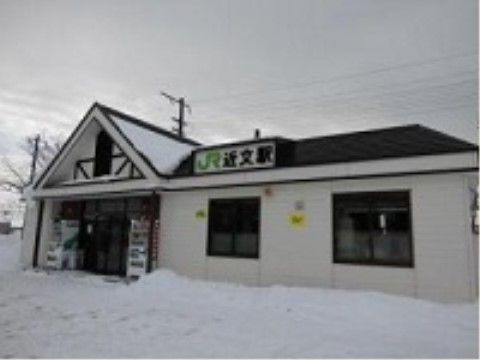 雪に囲まれた電車の駅である。出入口には自動販売機が設置されており、好みの飲料水を自由に購入することが可能である。