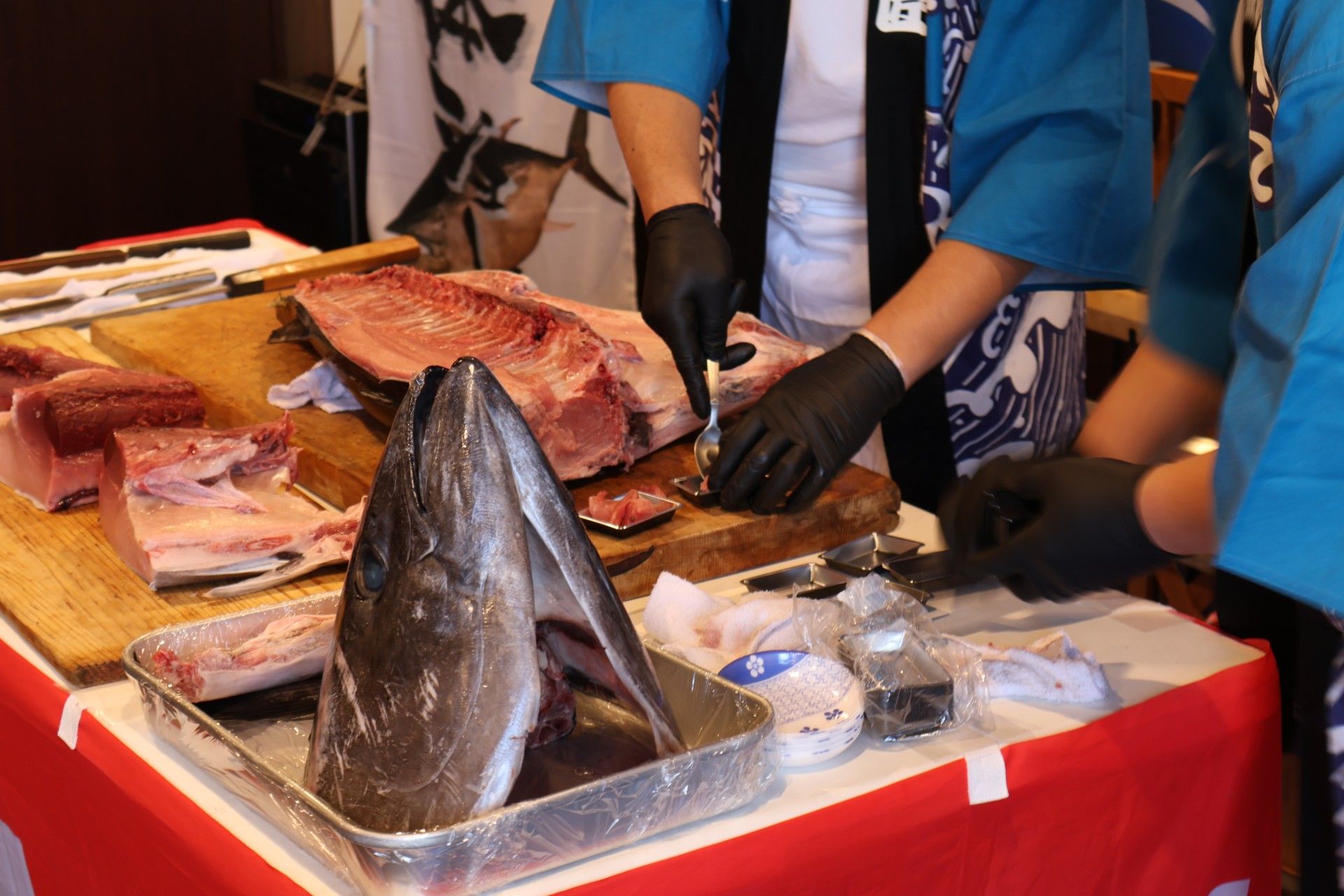魚をさばく様子のテーブル