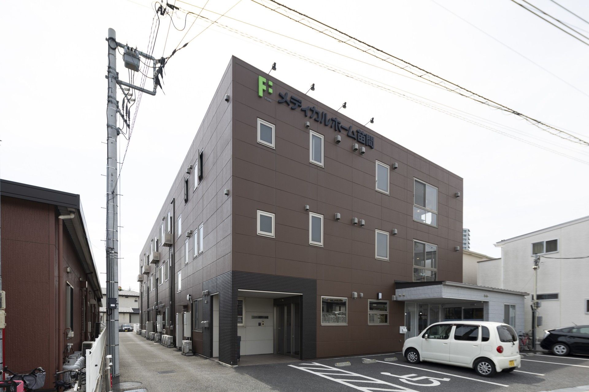 落ち着いた外観の建物