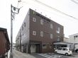 落ち着いた外観の建物