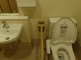 バリアフリーのモダンなトイレ設備