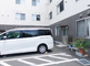 介護施設の外観と駐車場