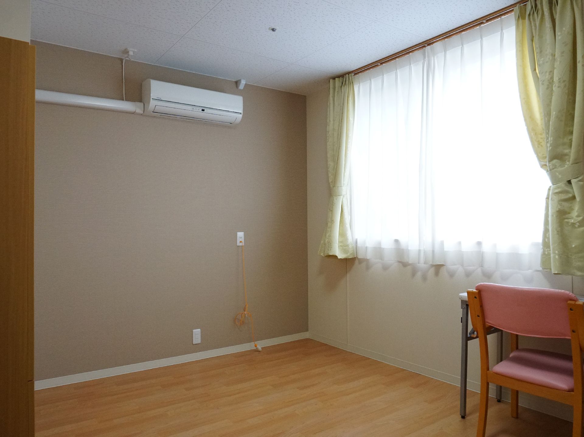 窓から陽光が入り、介護ベッドや家具を置ける面積が十分にある居室