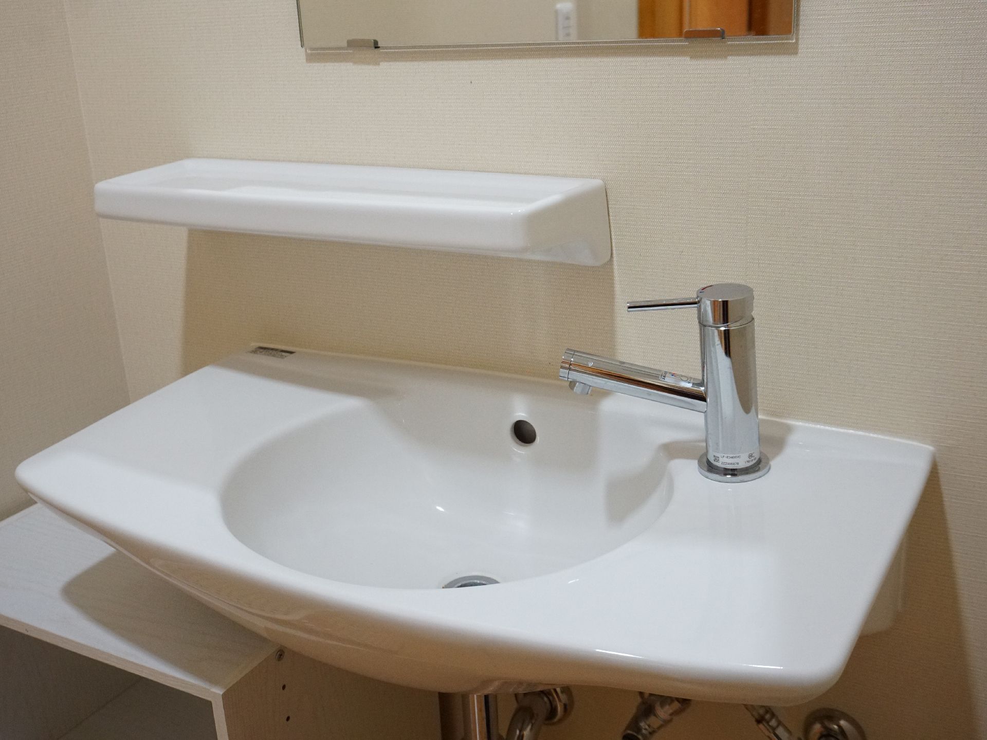 蛇口がレバー式で使いやすく、液体石けんなどを置ける棚のついた洗面台