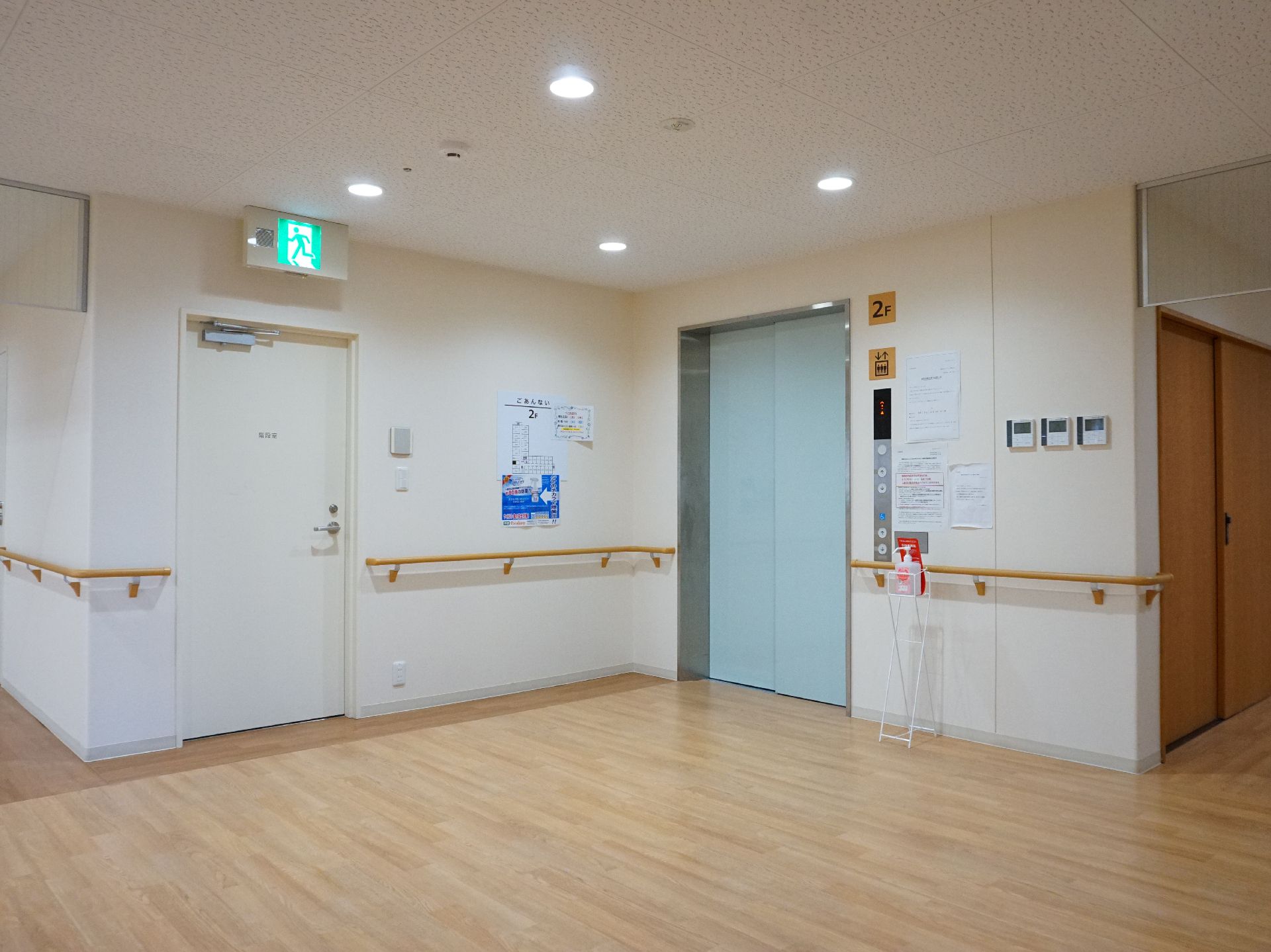 壁に手すりが取り付けられ、エレベーターまで安全に移動できる廊下
