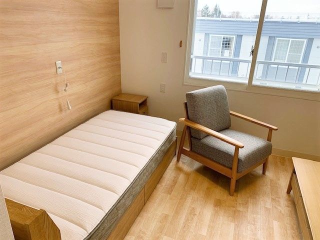 一人でくつろぐ男性の様子。ソファに座ってのんびりしているのが分かる