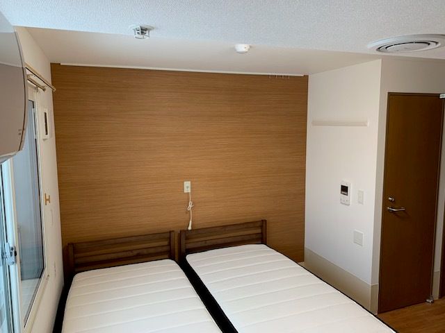 二つベッドが並んだ居室。ベッドサイドには緊急通報装置が設置されている。
