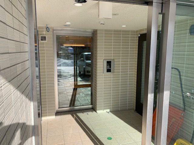 風除室付きの玄関は自動ドアが付き、インターホンも設置され、段差もない。