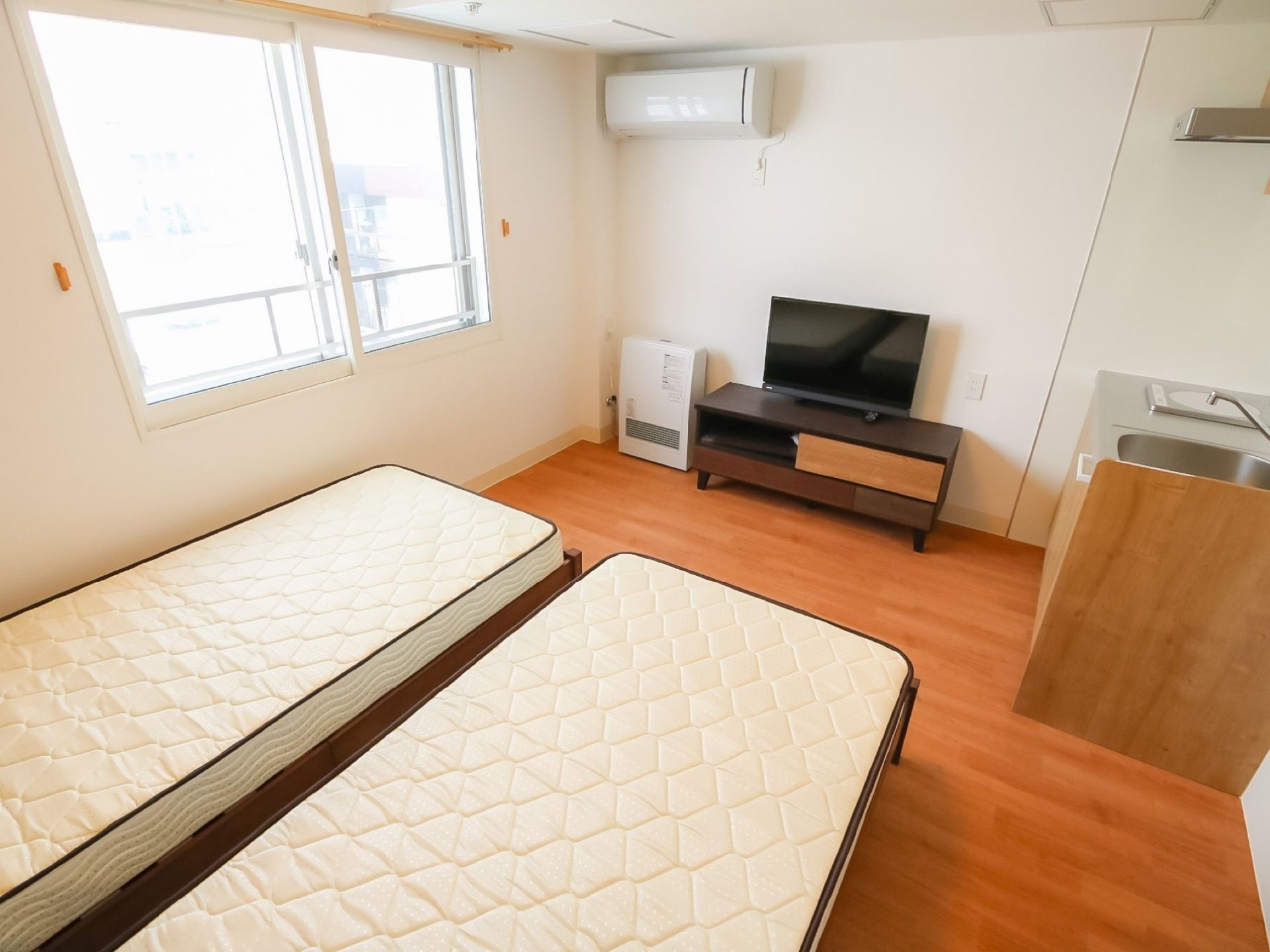 施設内には、ご夫婦やごきょうだいでも入居できるよう２人用の居室を完備している。孤独を感じることなく過ごしていただける。