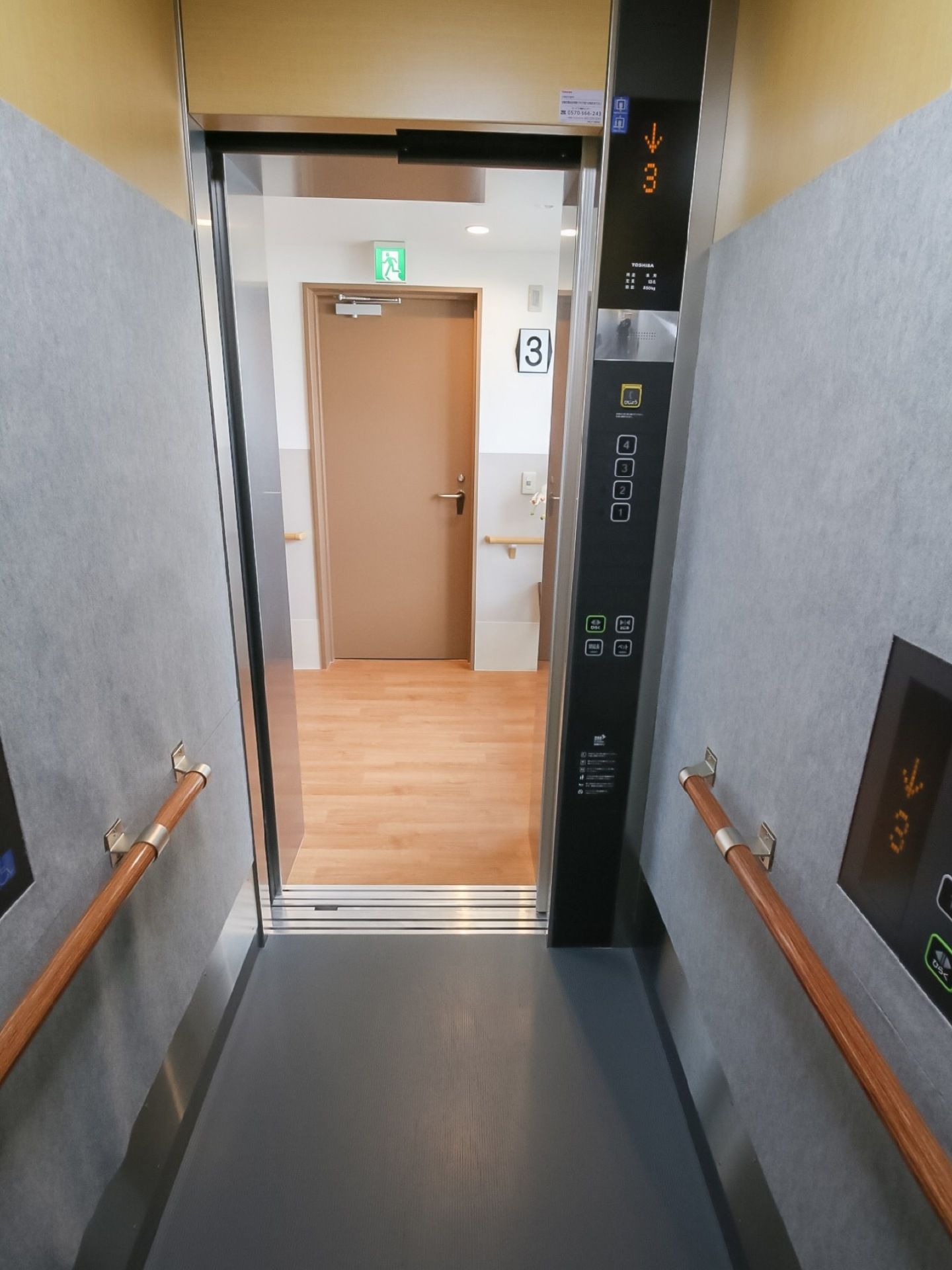 施設内には、エレベーターが完備されている。両側の壁には手すりや車椅子専用のボタンが設置されているので、安心して利用できる。