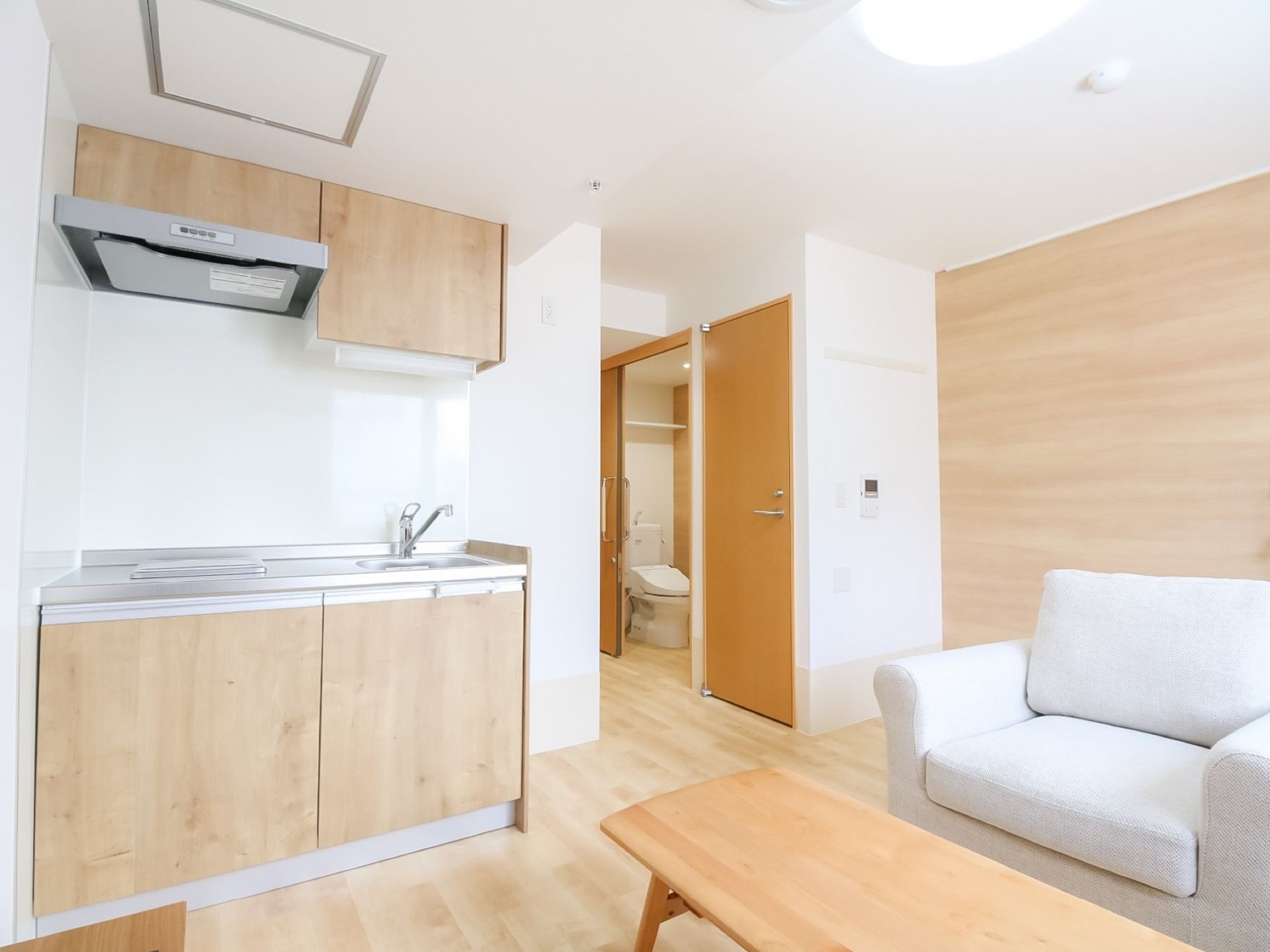 明るく清潔感のある居室には、トイレや収納スペース、キッチンが完備されている。１日中室内にいても十分生活ができる。