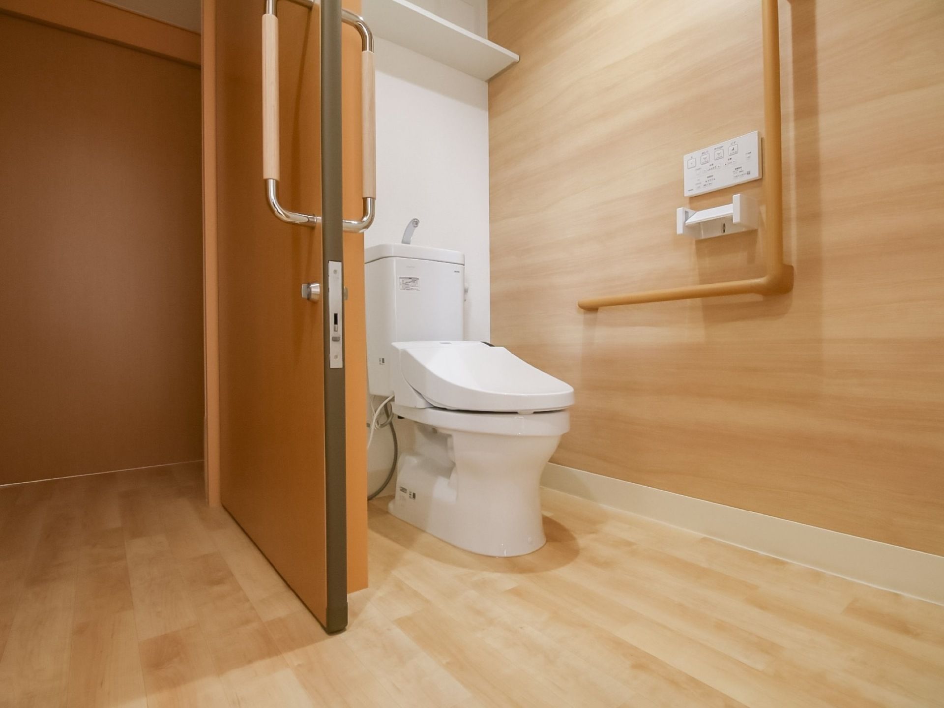 車椅子や歩行器をご利用の方でも安心して使用できるバリアフリー構造のトイレである。清潔感があり十分な広さがある。