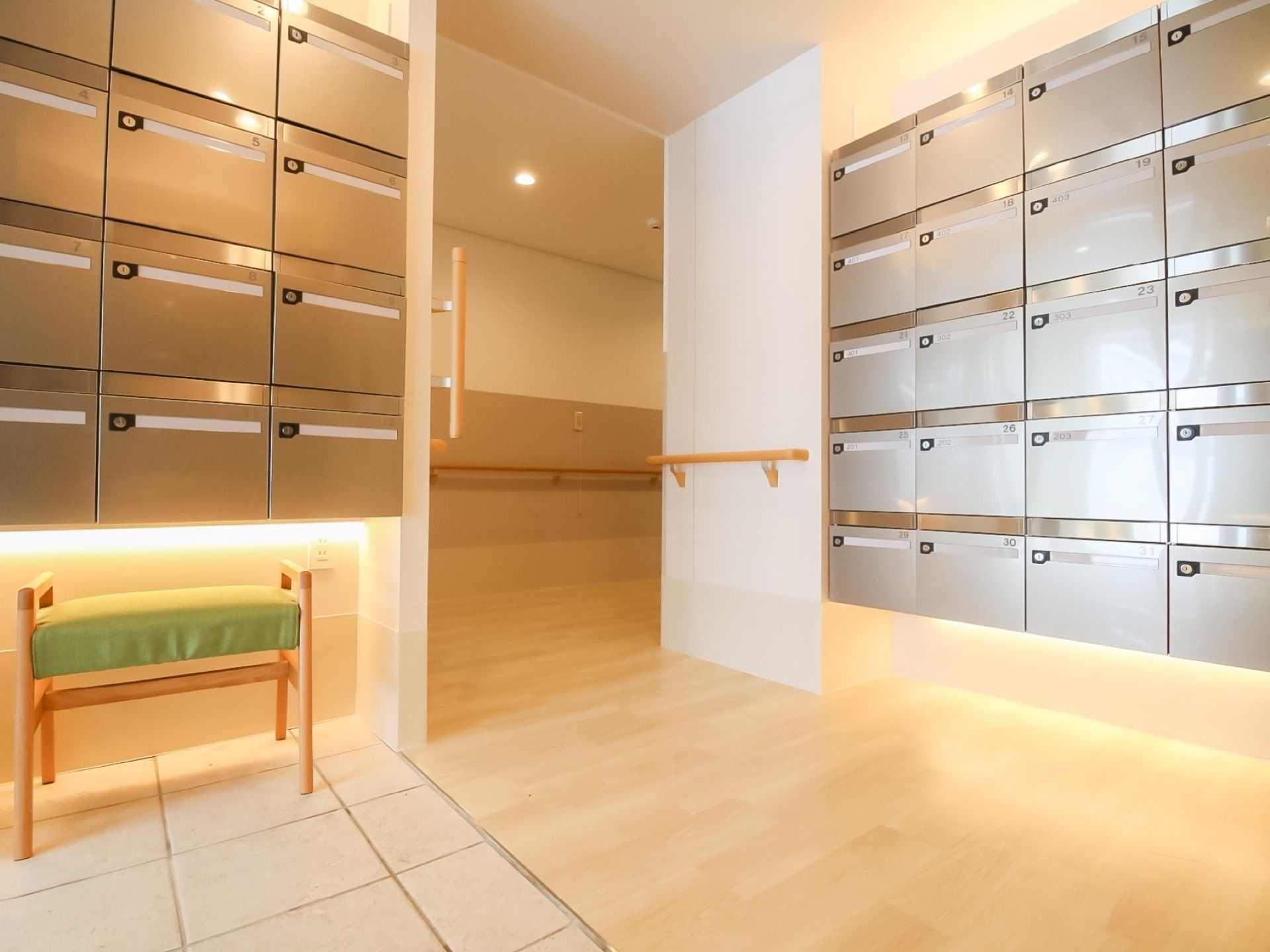 マンションを思わせるようなモダンな玄関である。ステンレス製の下駄箱が並んでいる。鍵が付いているので、間違いがなく安心である。