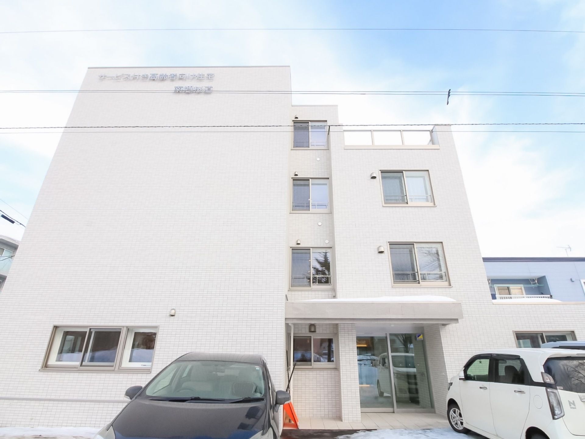 白を基調とした４階建ての大きな建物である。周辺には駐車場が完備されているので、移動距離が短く便利である。