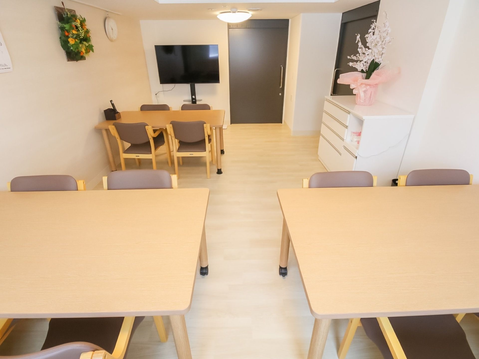 白を基調としたシンプルな造りの食堂である。白いチェストの上には真っ白な花が飾られていて美しいインテリアになっている。
