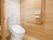 清潔感のあるトイレには、温水洗浄便座が完備されている。トイレットペーパーの予備などを置くための棚があり便利である。