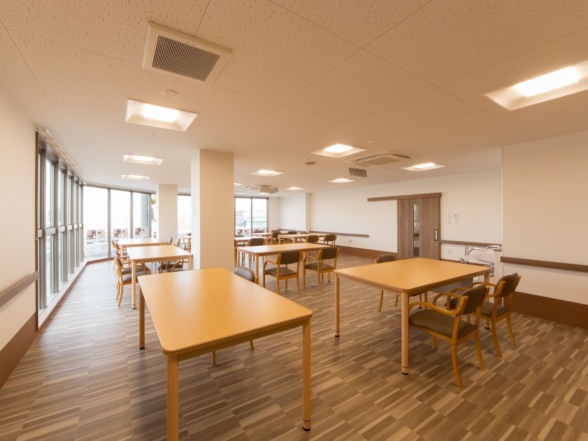 食堂の壁には手すりが設置され、安全に通行できるよう対策が施されている。通路が広く設けられているため、楽に移動ができる。