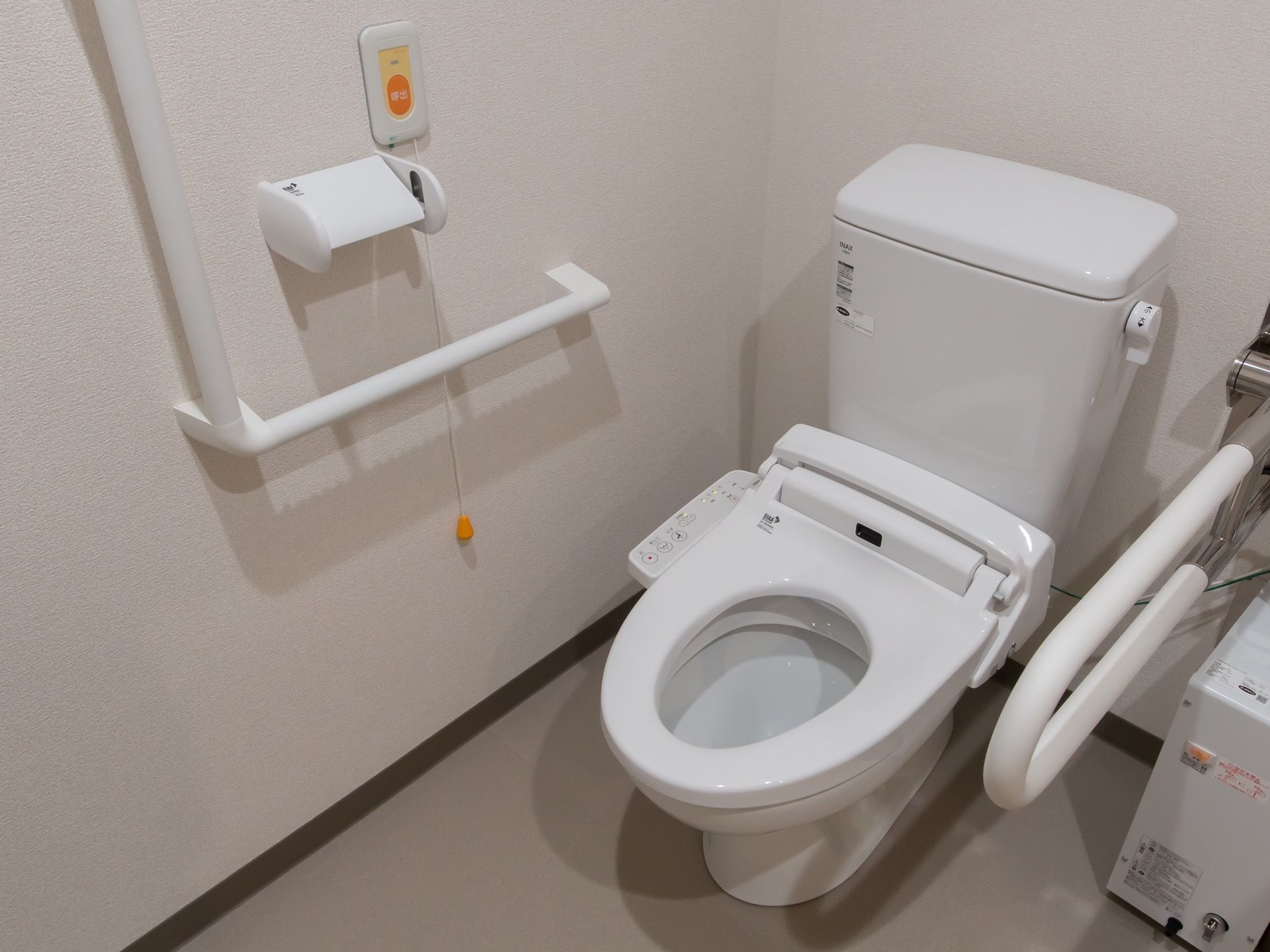 トイレには温水洗浄便座付きの便器を設置している。急な体調不良の際には、緊急用の呼び出しボタンを利用できる。