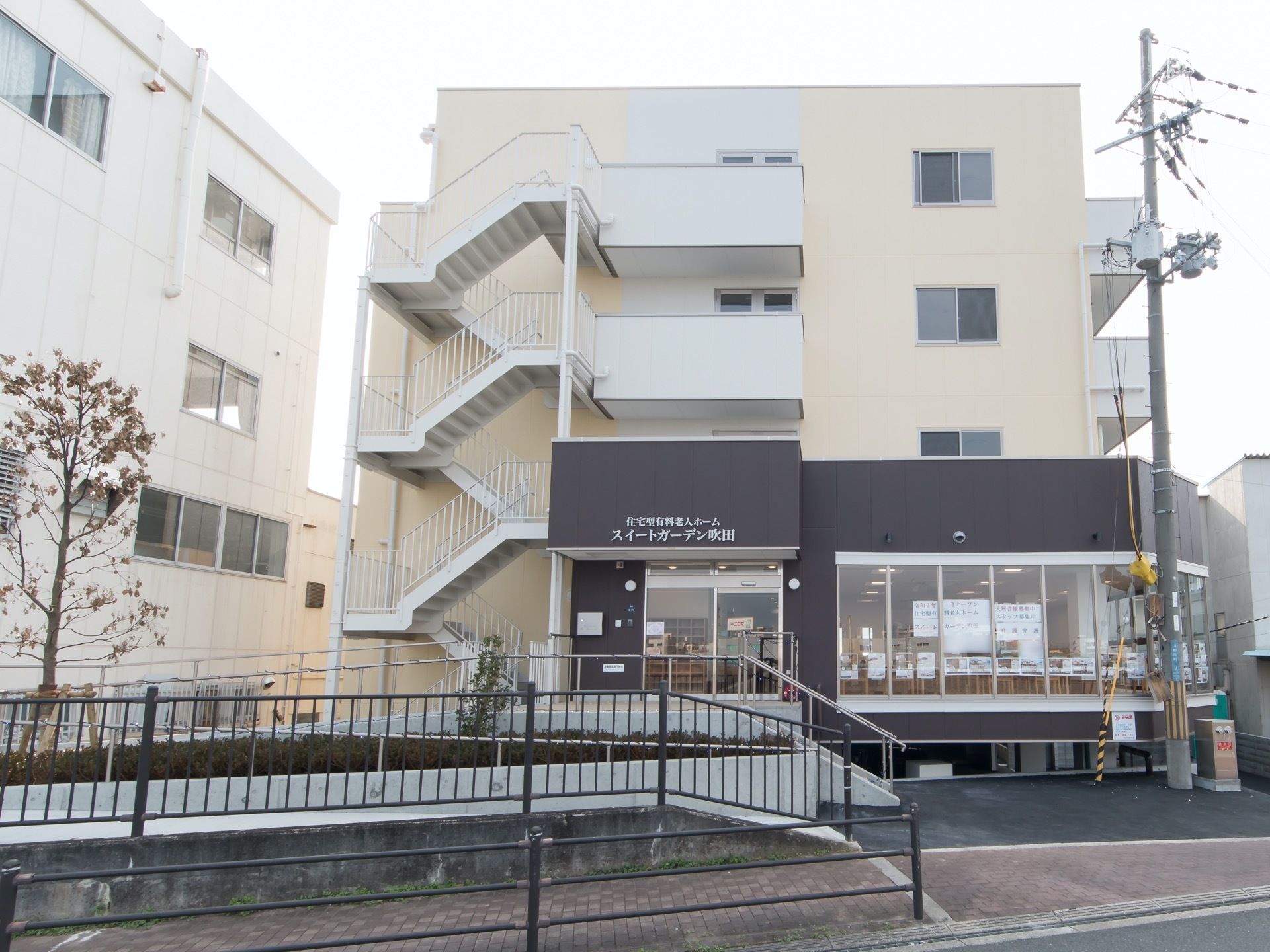 建物正面には非常用階段が設置されている。エントランスには屋根を取り付けて、雨風がしのげるようになっている。