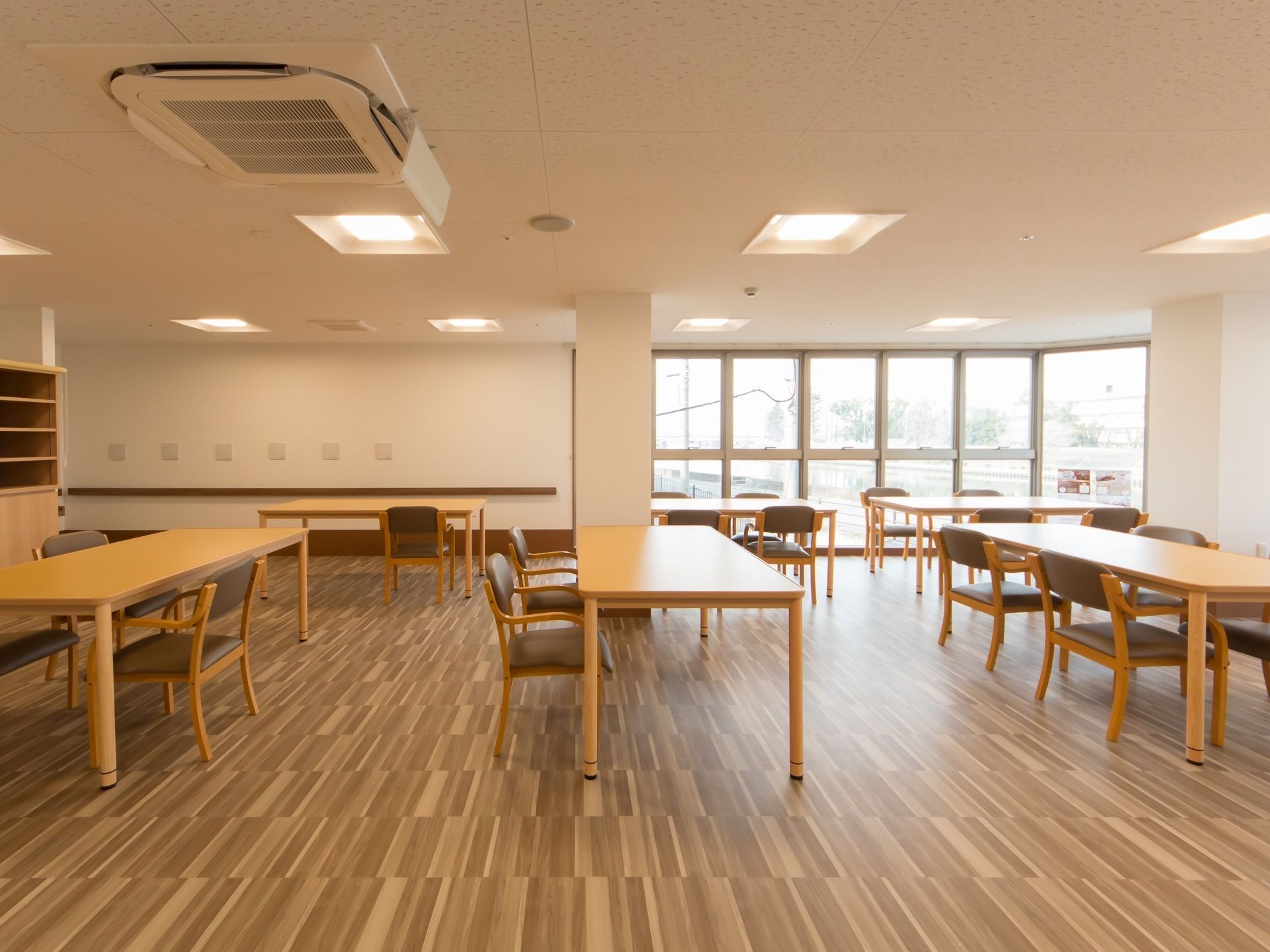 食堂のガラス窓は一部が開閉可能で、寒気ができる造り。居室も含めて、施設内は24時間換気システムを採用している。