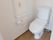 トイレは清潔感のある白い内装で、明るく居心地の良い雰囲気。安全対策として、壁にはL字型の手すりや呼び出しボタンを完備している。