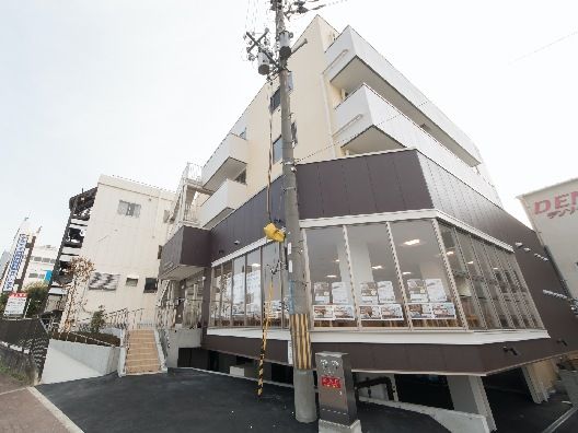 広々としたスペースに４人掛けテーブルがたくさん並んだ、窓が多く日当たりの良い食堂