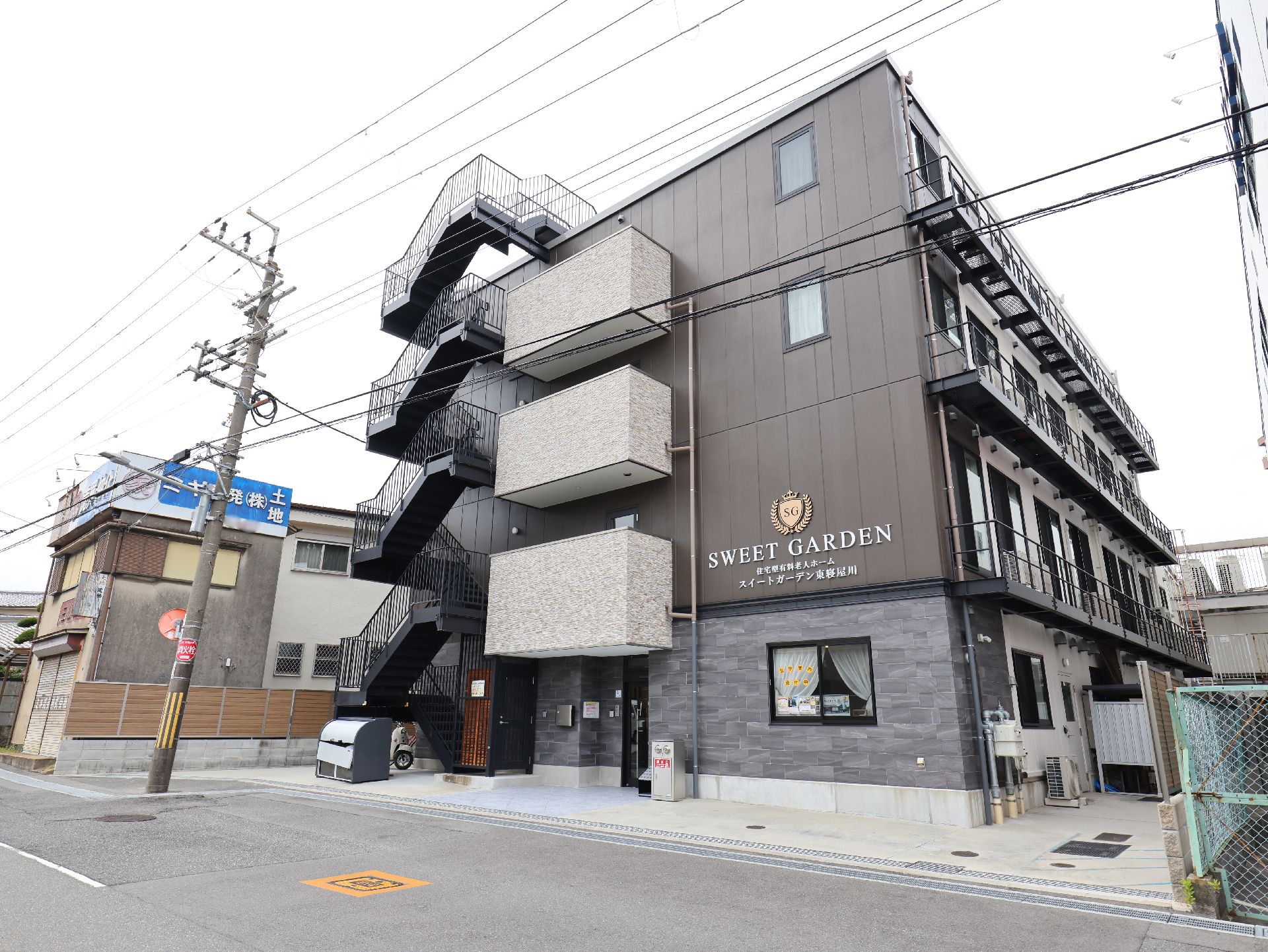 高級マンションのような形をしている介護施設の外観