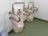トイレには、男性用の小便器が2台並べて設置されている。それぞれに、専用の手すりが壁に装着されている。
