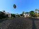 <br>
広々とした駐車場の風景