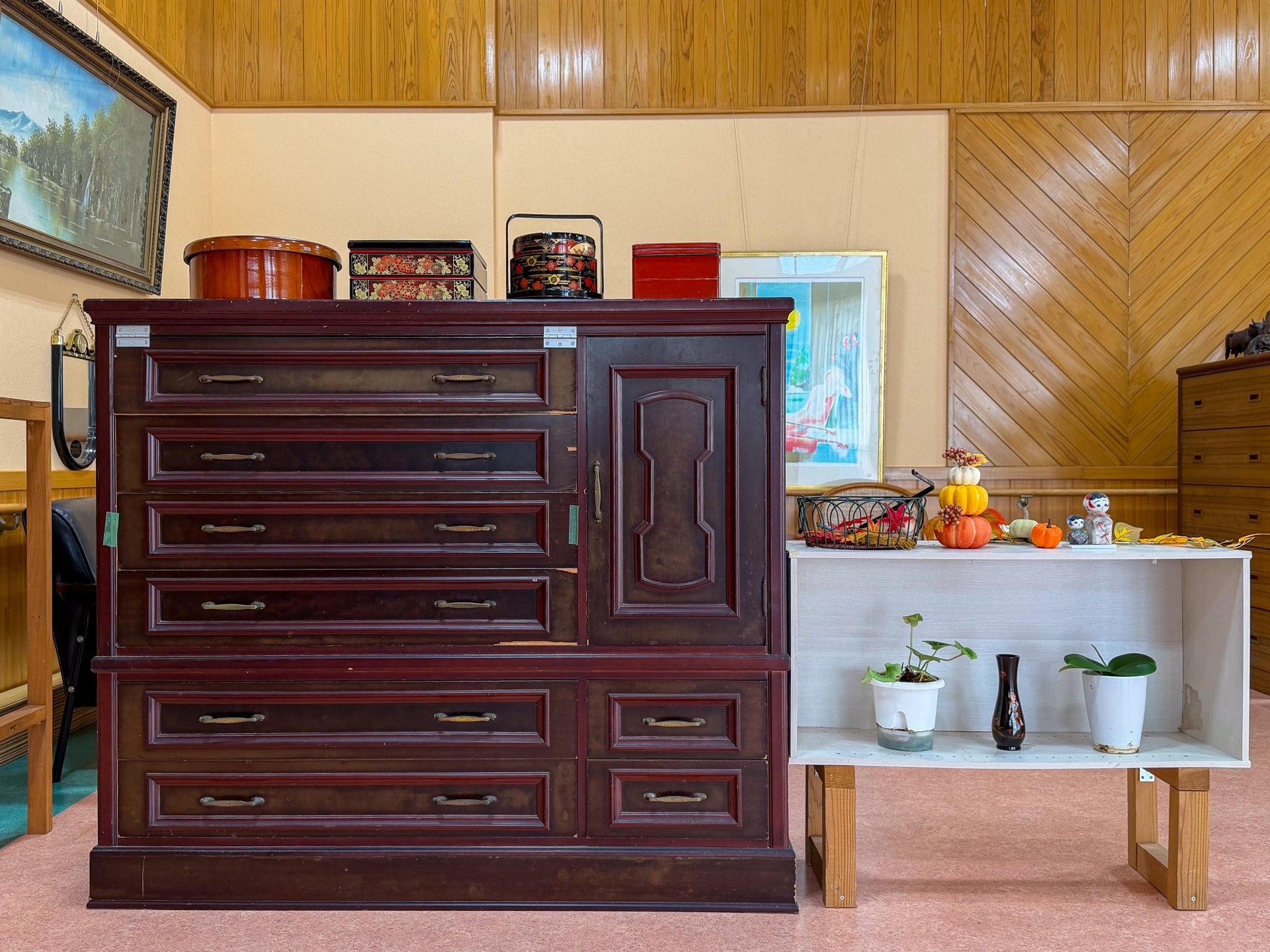 落ち着いた雰囲気の棚