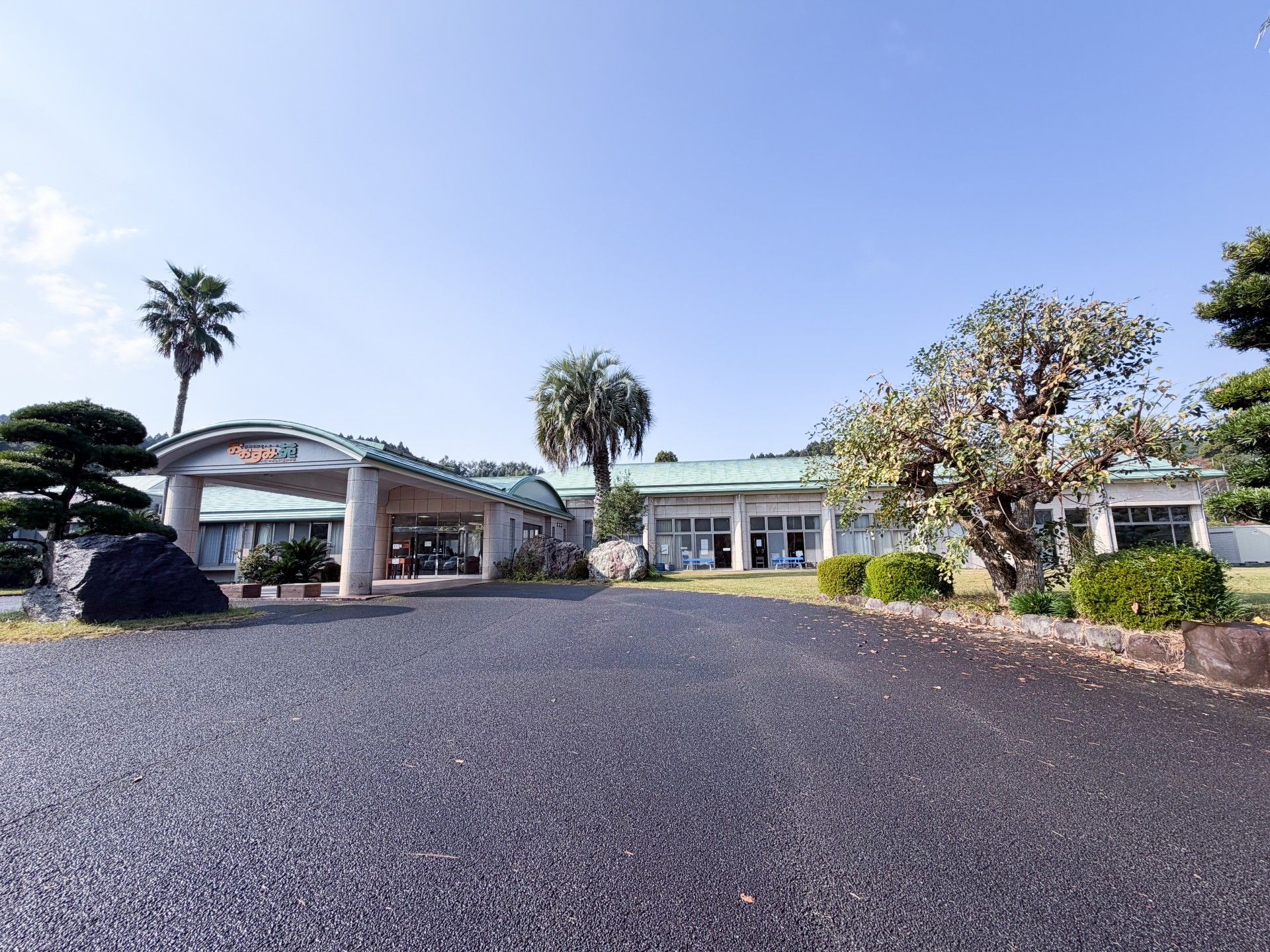 緑豊かな建物の外観