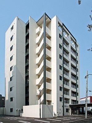 マンション風のしっかりとした建物の外観写真。背の高い建物の様子