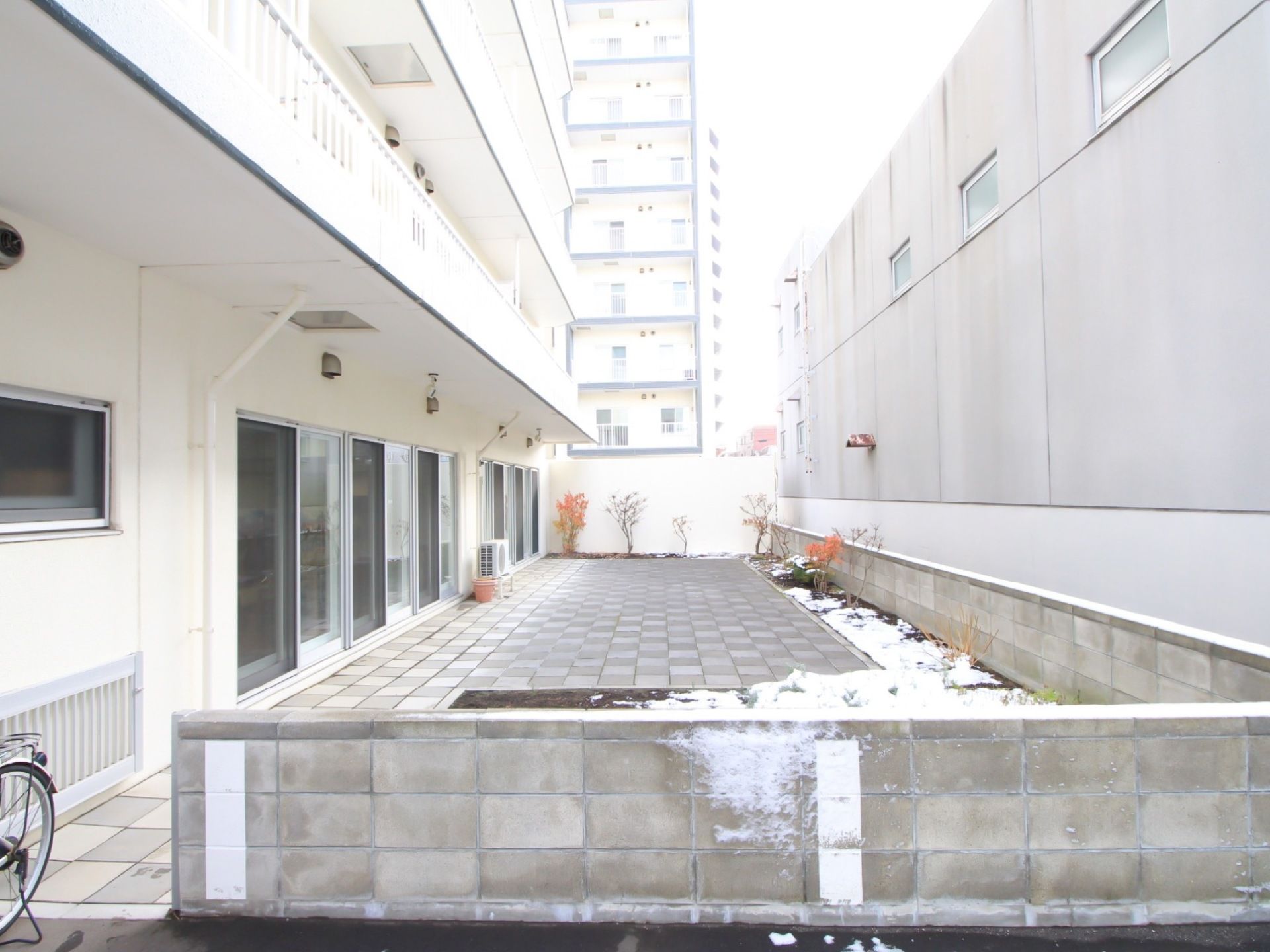当施設は９階建ての建物である。周辺には、商業スペースや公園があり、交通機関などアクセスの良い環境である。