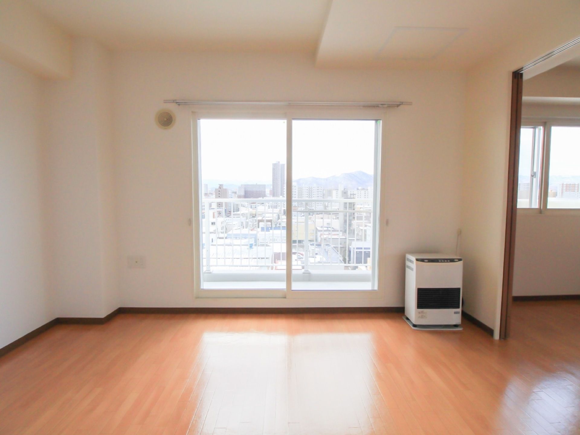 上部階層の窓からは、遠くの景色を見渡すことができる。厳しい冬でも快適に過ごせるよう、ガス暖房機を用意している。