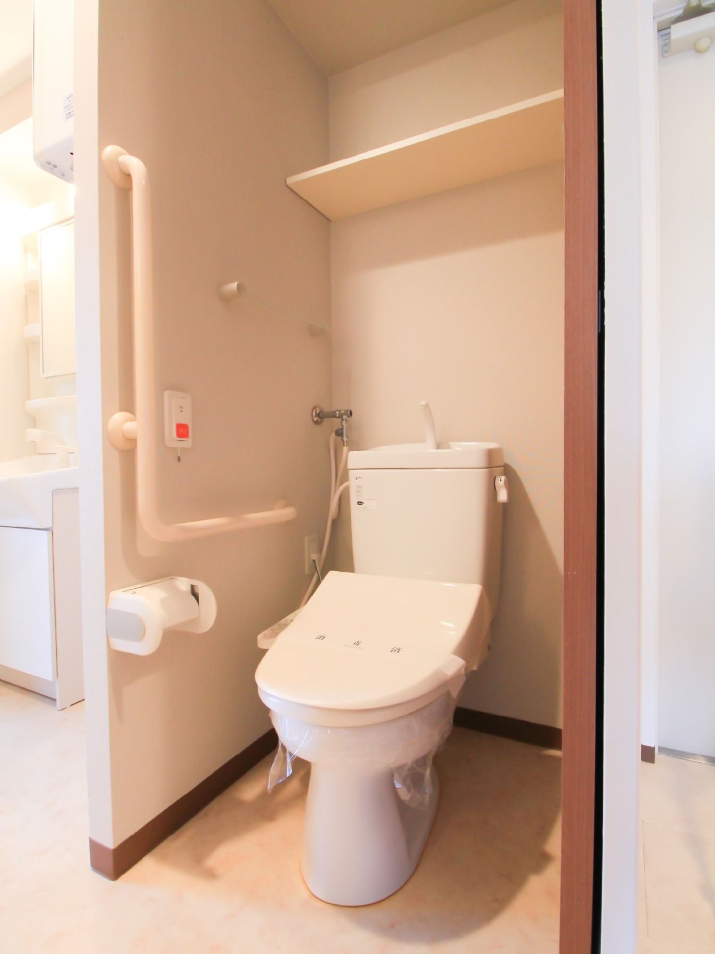 各居室のトイレには、安全に使用できるようＬ字タイプの手すりを設置している。ナースコールを備え、緊急時には職員が駆けつける。