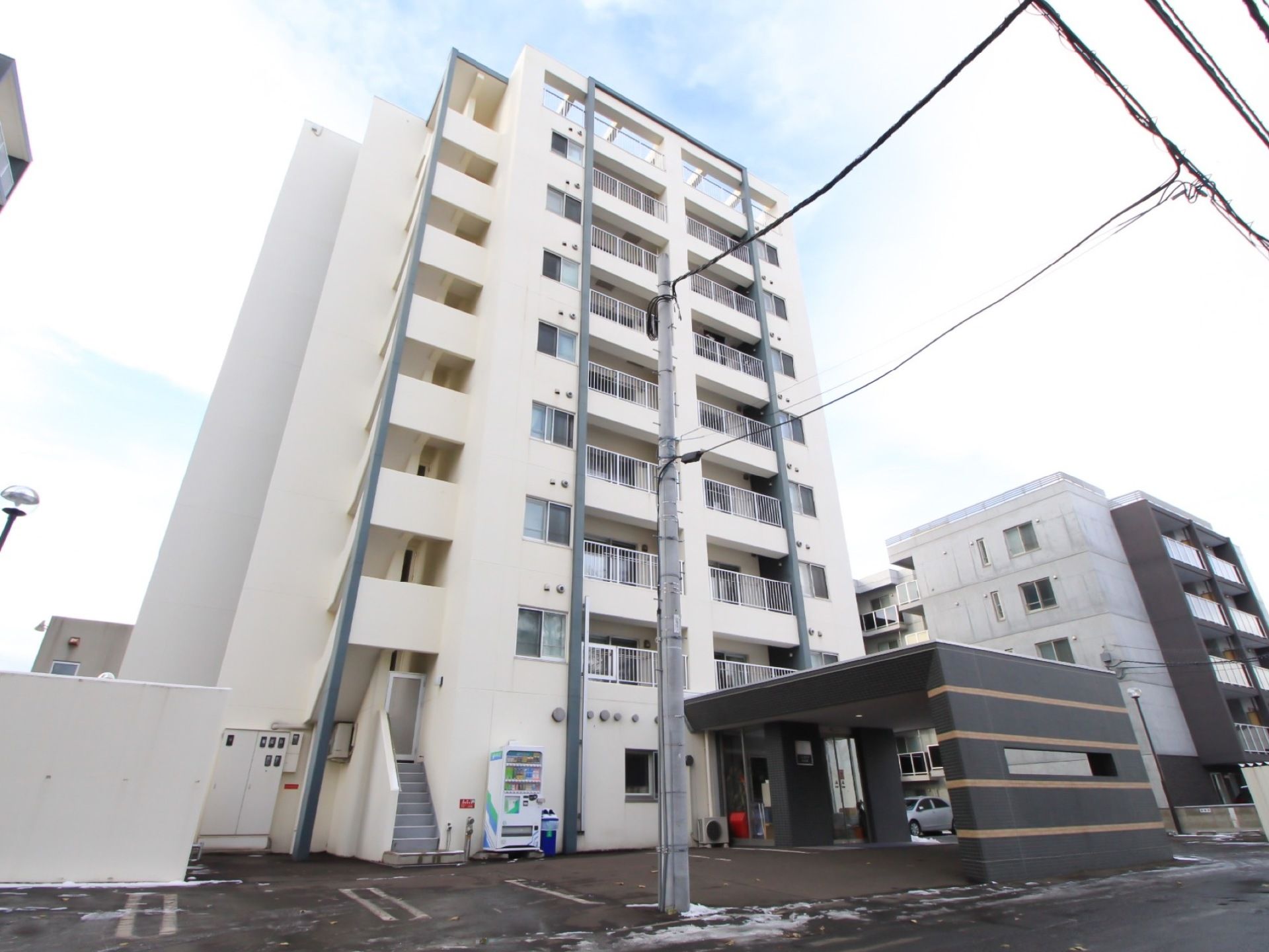 当施設は９階建ての高層の建物である。非常階段を備え、万一の避難経路を確保している。プライバシー保護のため、入口部分は壁を設置している。