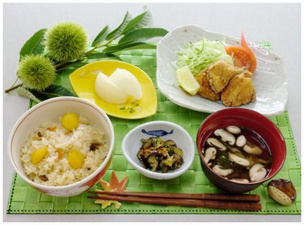 サラダと唐揚げ、栗ご飯と椎茸のスープとカットフルーツのデザート
