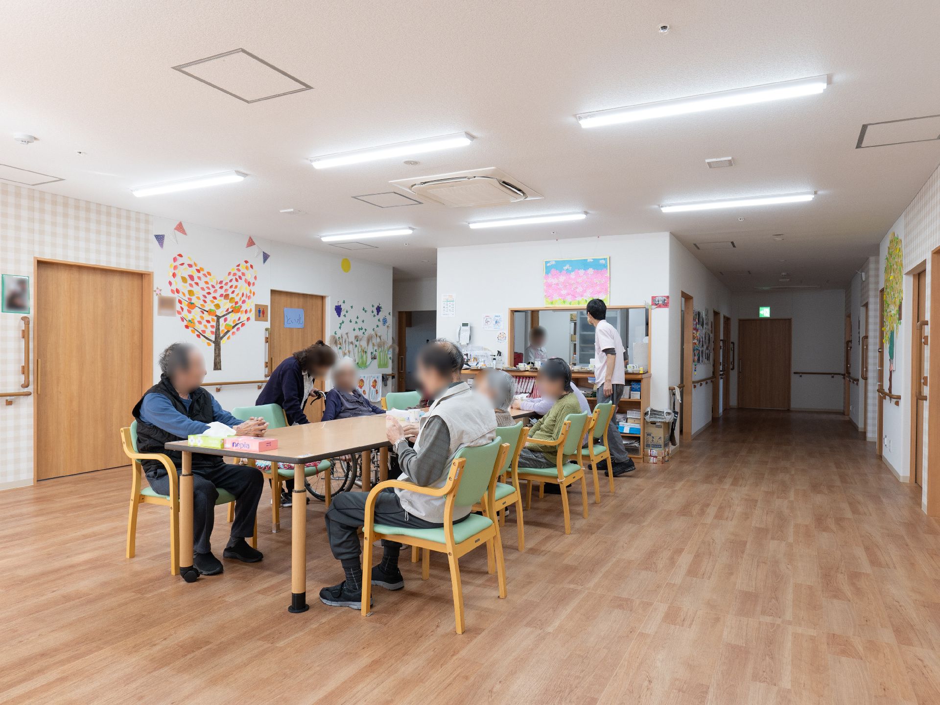 テーブルを囲むように座っている様子の食堂「