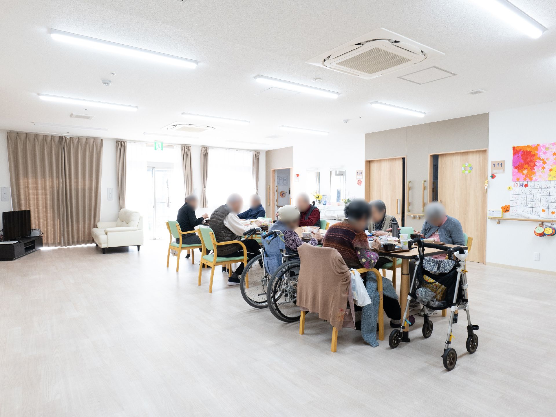 皆さんが座っている様子の食堂