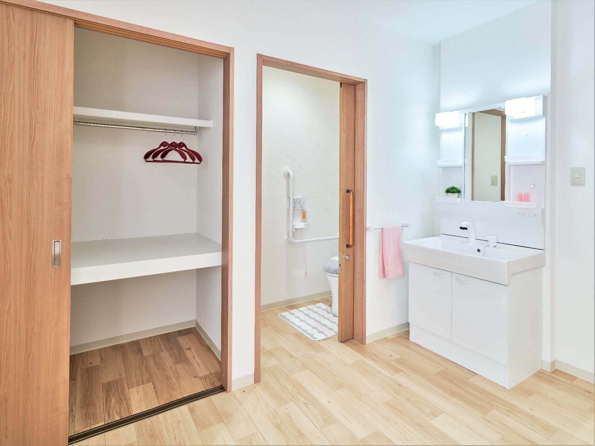 部屋にある収納設備と洗面台、トイレの様子。ワンルームタイプの部屋の設備
