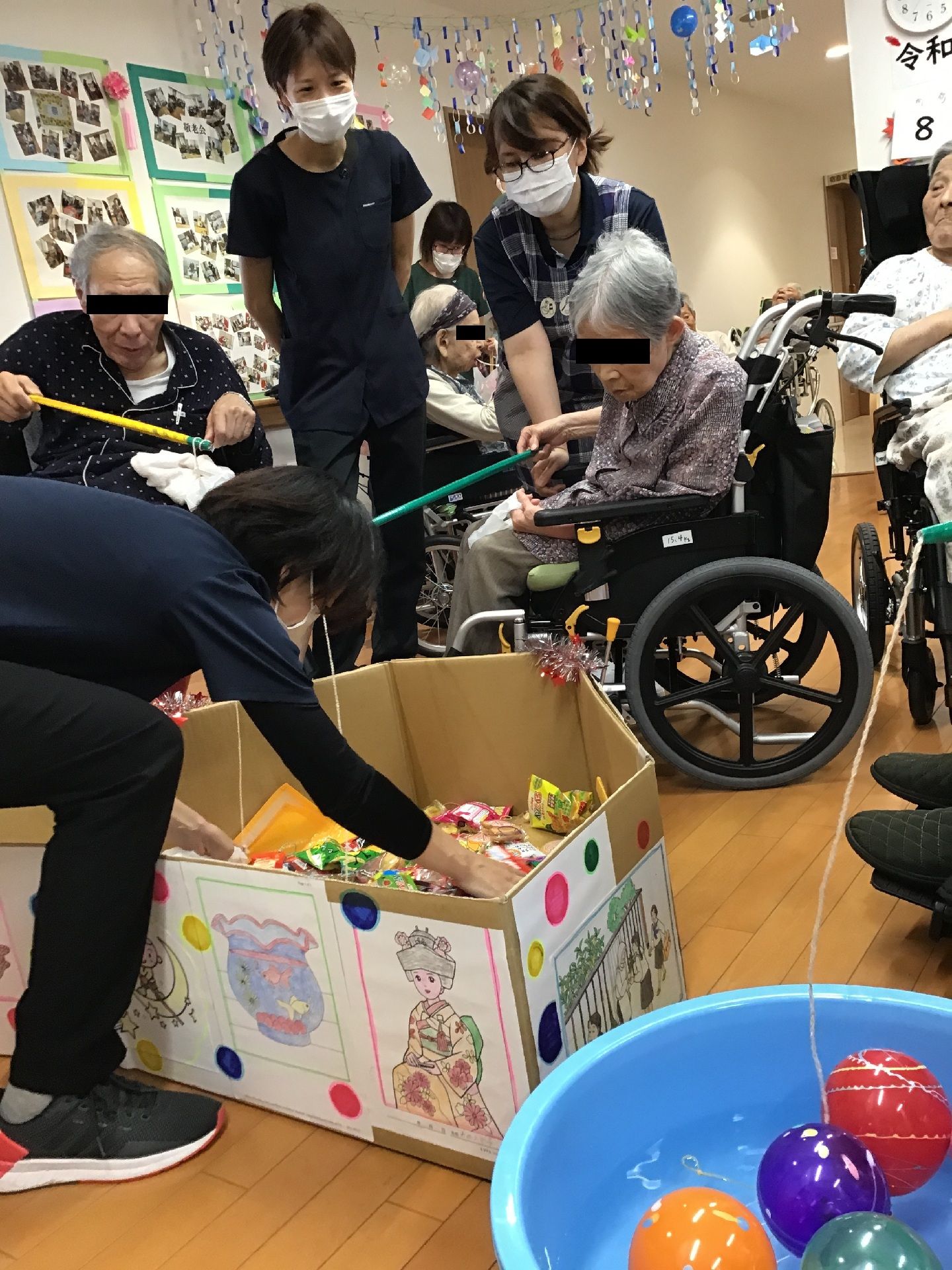 車椅子にのるおばちゃんとそれをサポートする介護者