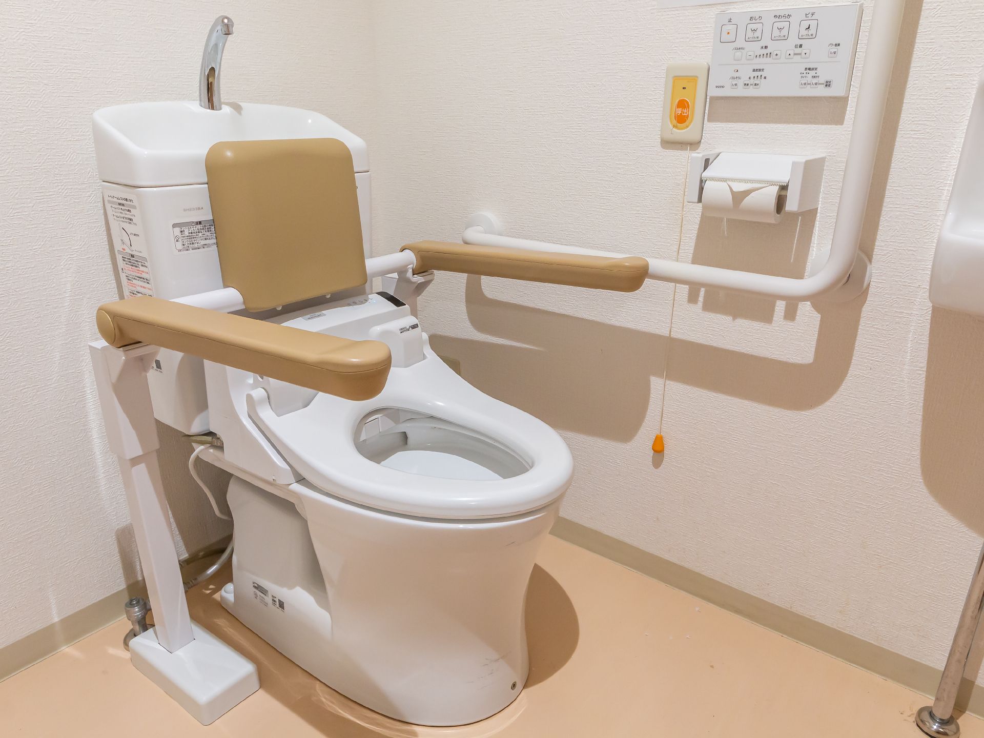 手すりを設置したトイレ