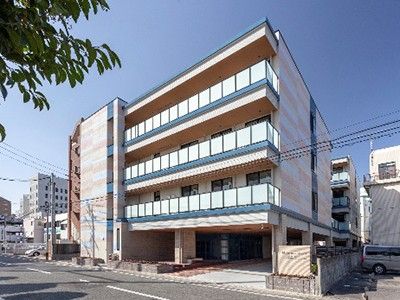 明るい外観の建物