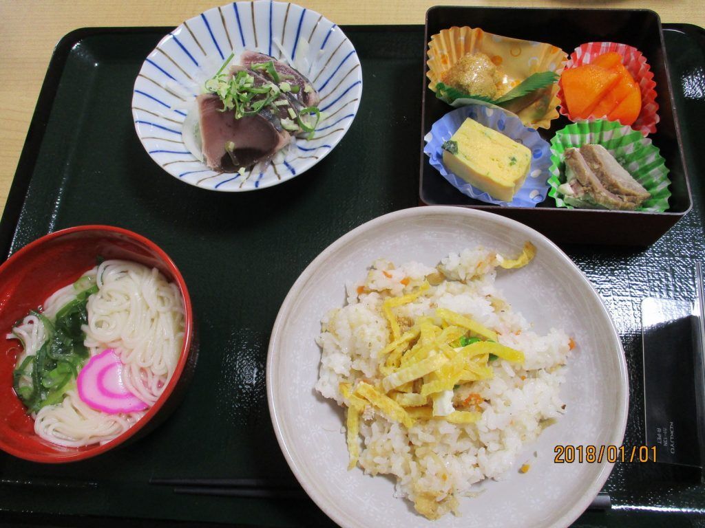 にゅうめんとちらし寿司、カツオのたたきと、卵焼きや野菜の煮物のセット