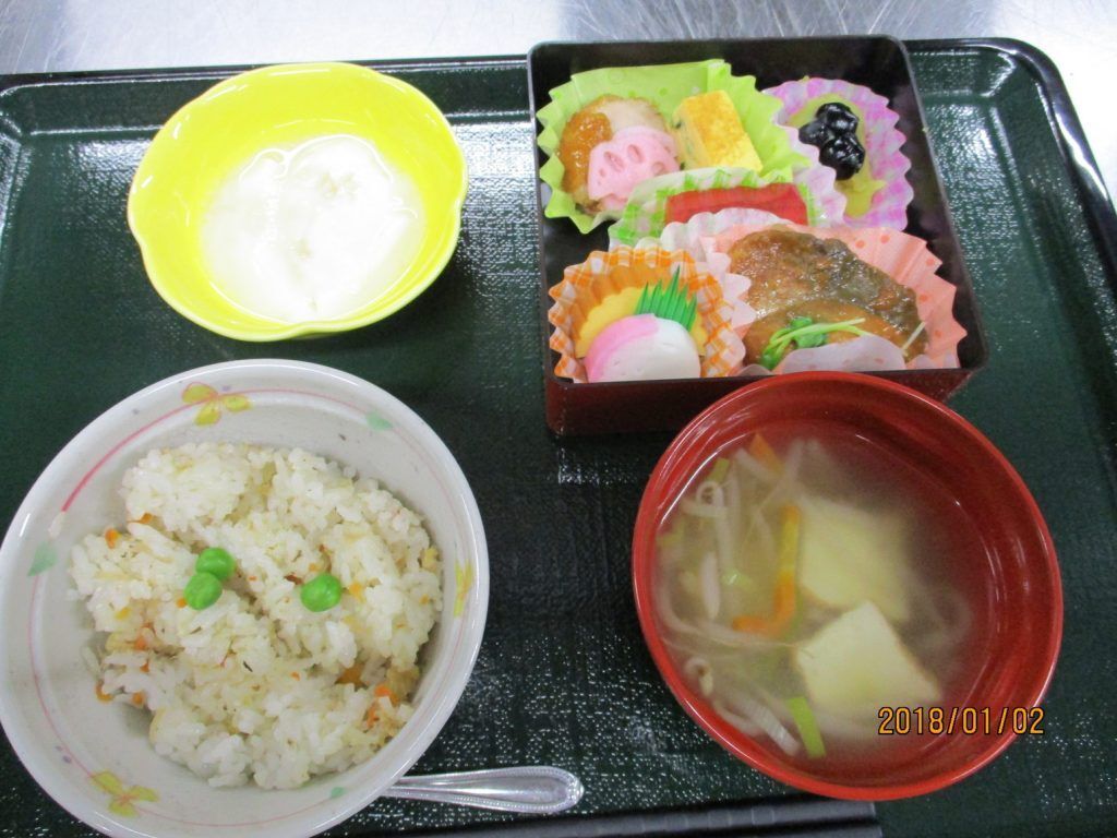 ピラフと豆腐ともやしの味噌汁、煮魚や卵焼きや黒豆の付いたメニュー