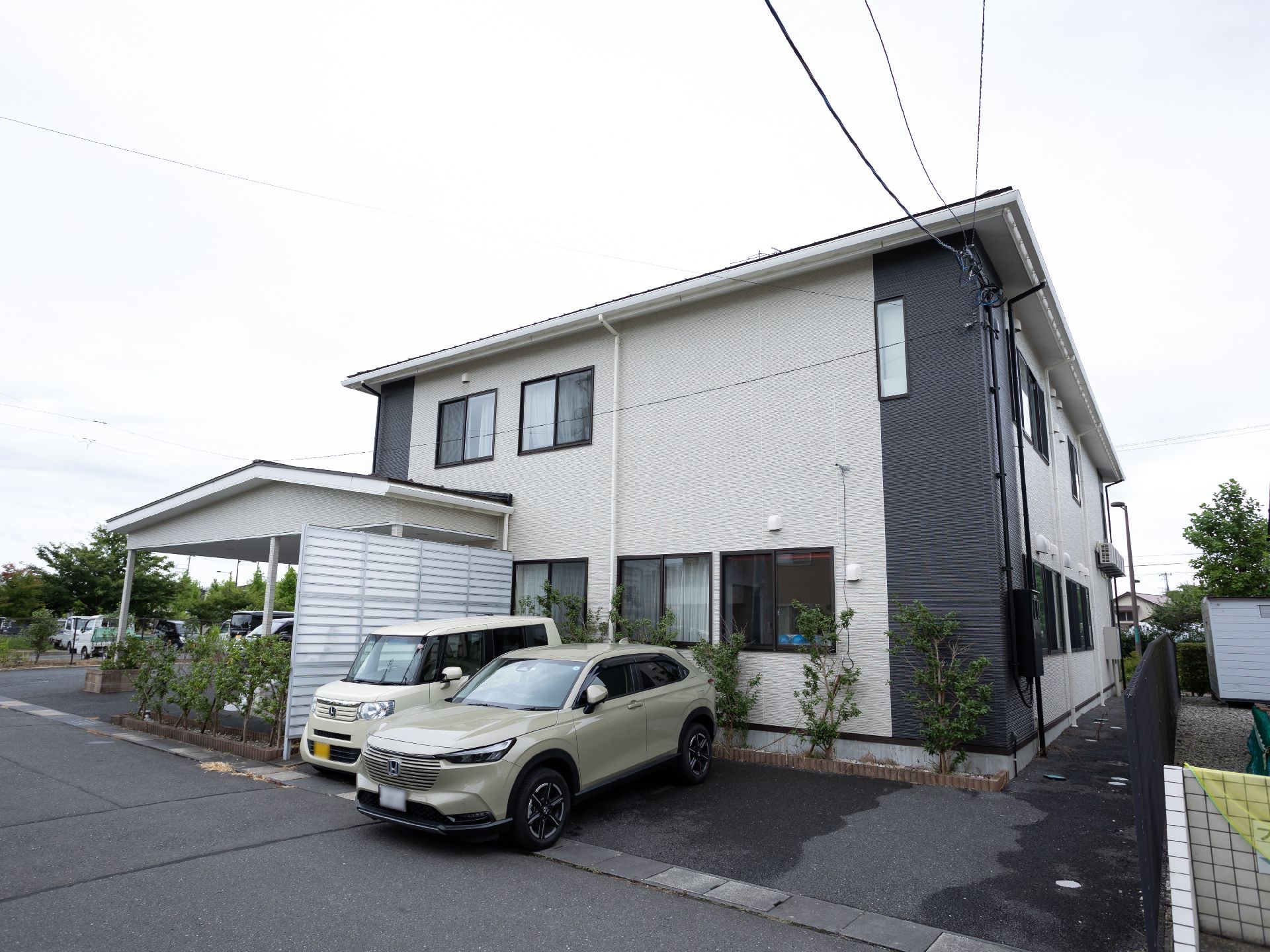 ２階建ての建物で、落ち着いた色合いでお洒落な外観