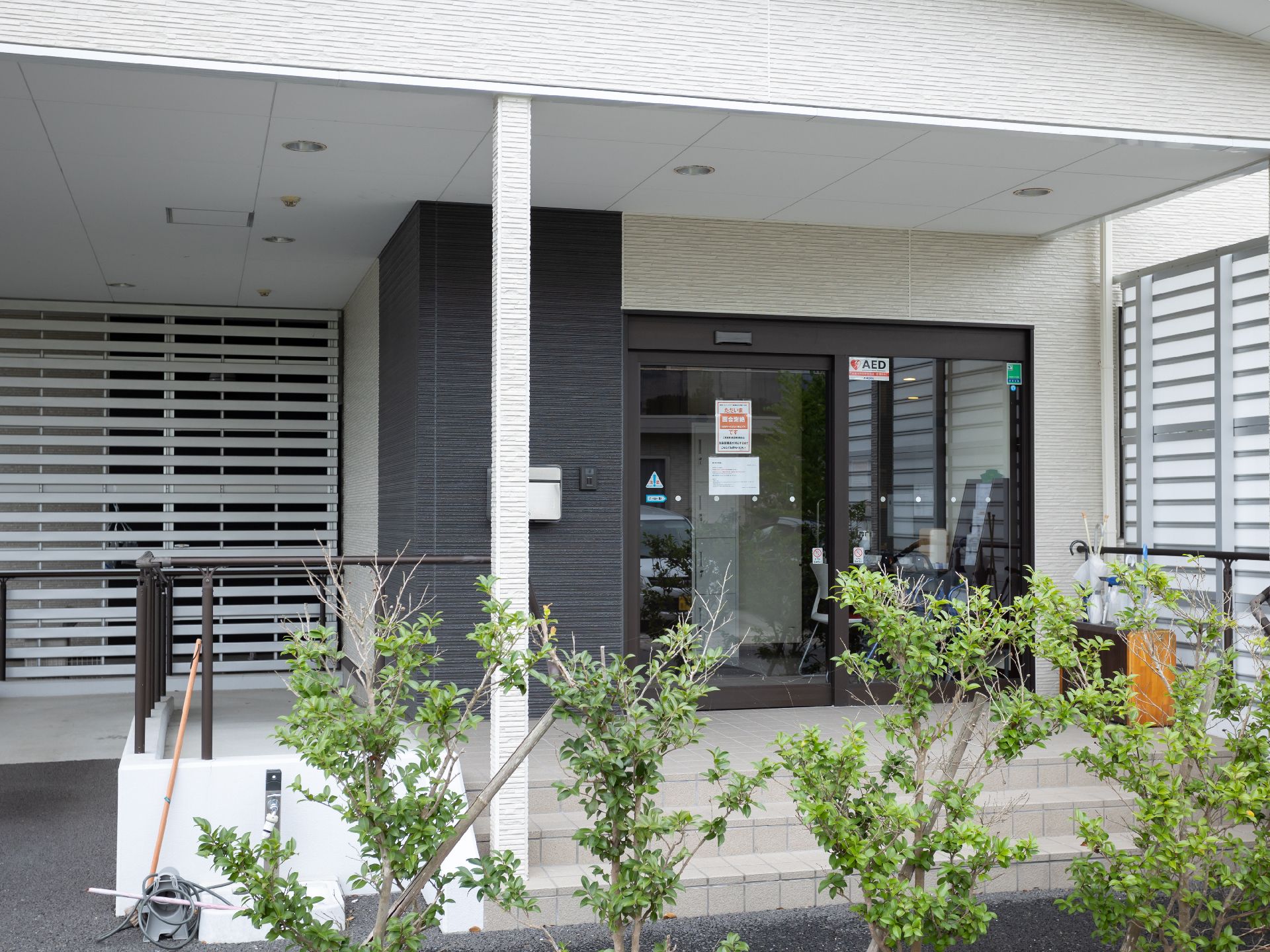 屋根が付いた建物の入り口