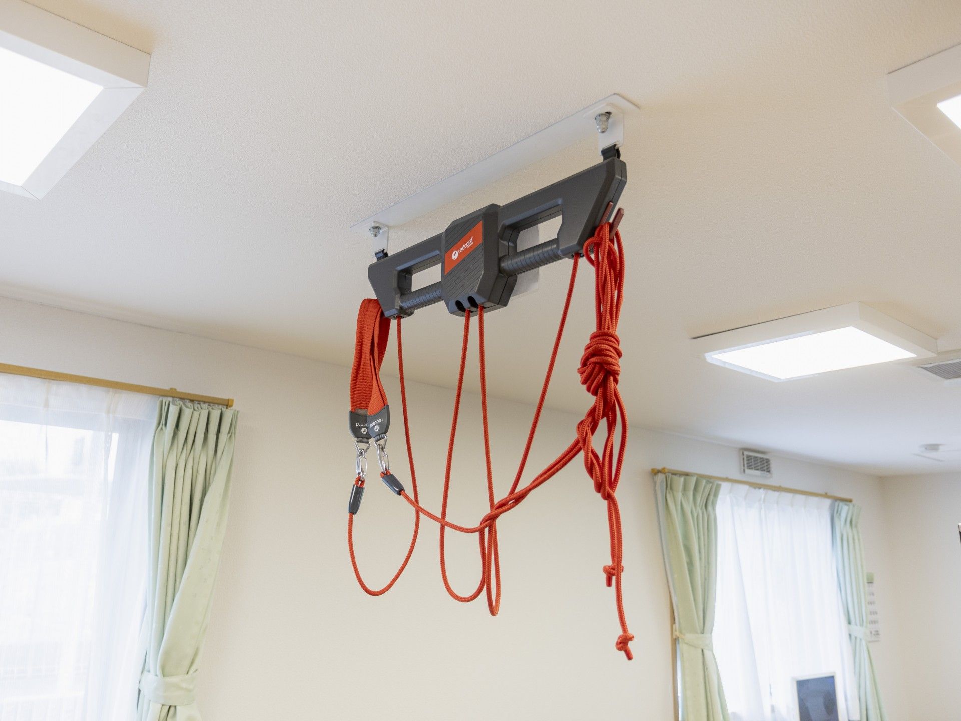 天井のリフト装置